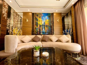 Direct on the Pool 3BR Luxury Apartment